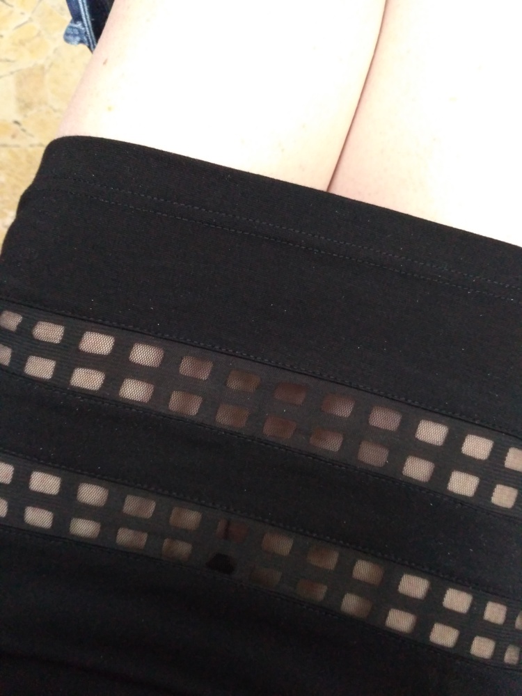 Платье по фасону неплохое, село нормально, но: 1) прозрачные вставки находятся довольно высоко, и если в положении стоя они, возможно, интригуют, то в положении сидя через них просто откровенно видно трусы! Ни на работе, ни в транспорте не присядешь (мой рост 174). 2) топорщится ткань на вороте. Отказ
