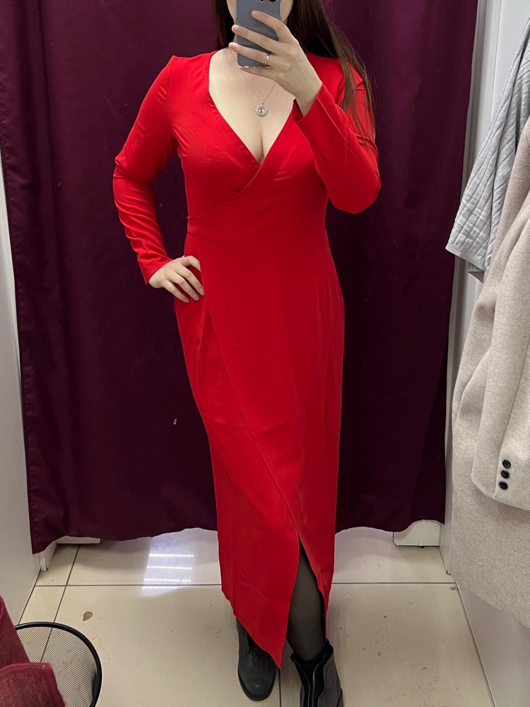 На картинке элегантное платье, а пришёл халат. В груди не село вообще, в бёдрах тоже, на мой рост 178 по длине тоже не подошло, просто не смотрится низ. Отказ.