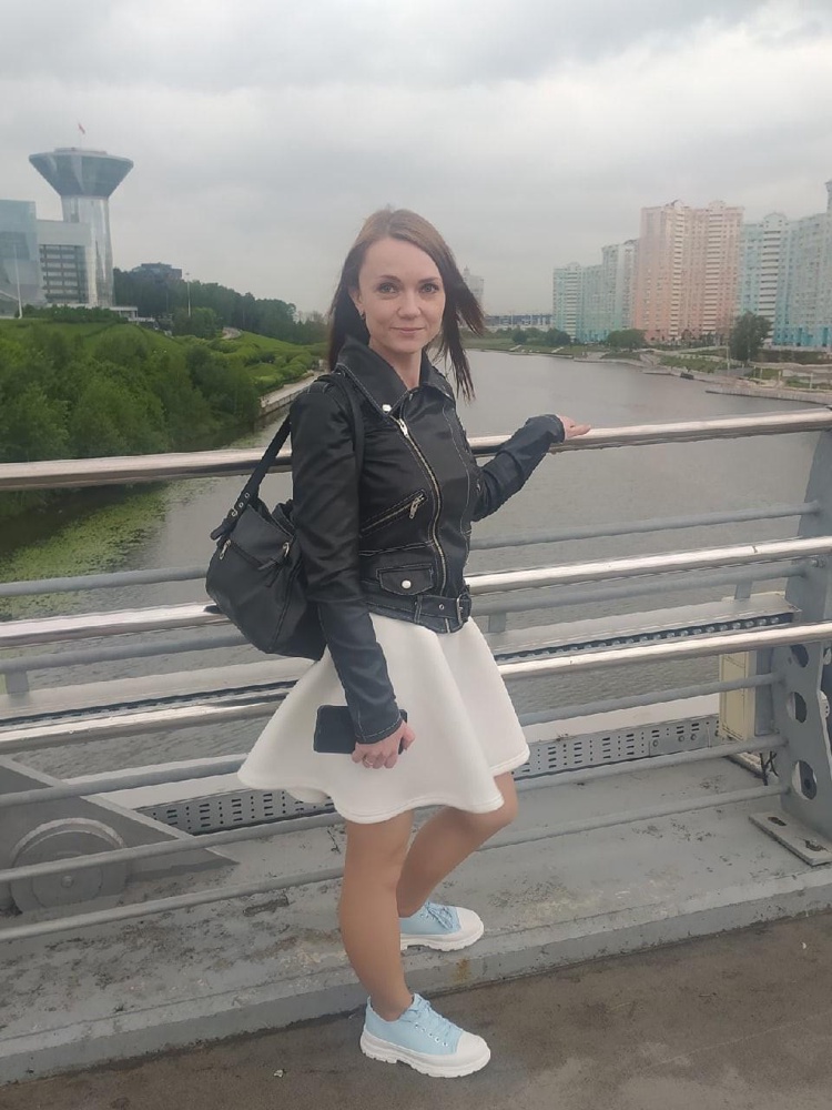 Отличное платье. Очень боялась заказывать, так много отзывов о плохой ткани и о том, что оно просвечивается. Очень плотная, мягкая ткань. Я довольна покупкой