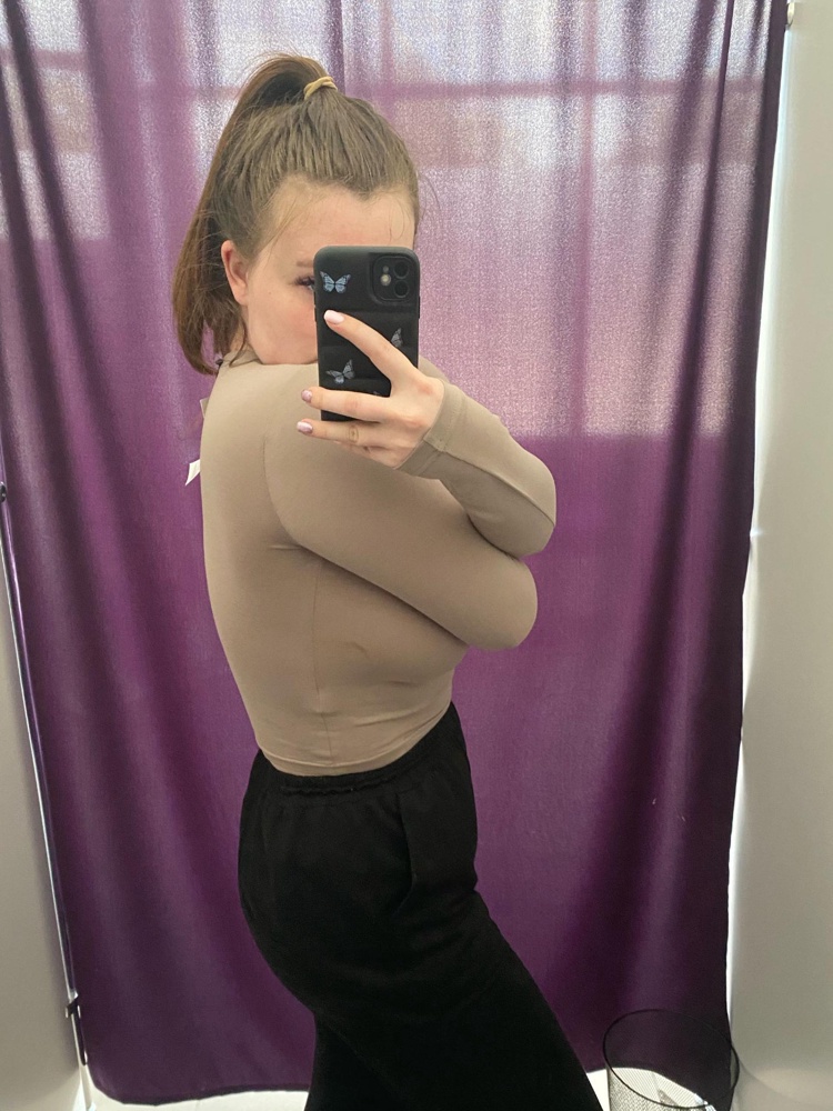 Отличный лонгслив, чуть чуть маломерит, пришло с пятном, но его можно отстирать. Не стала сдавать, лучше постираю, чем еще ждать новое заново.