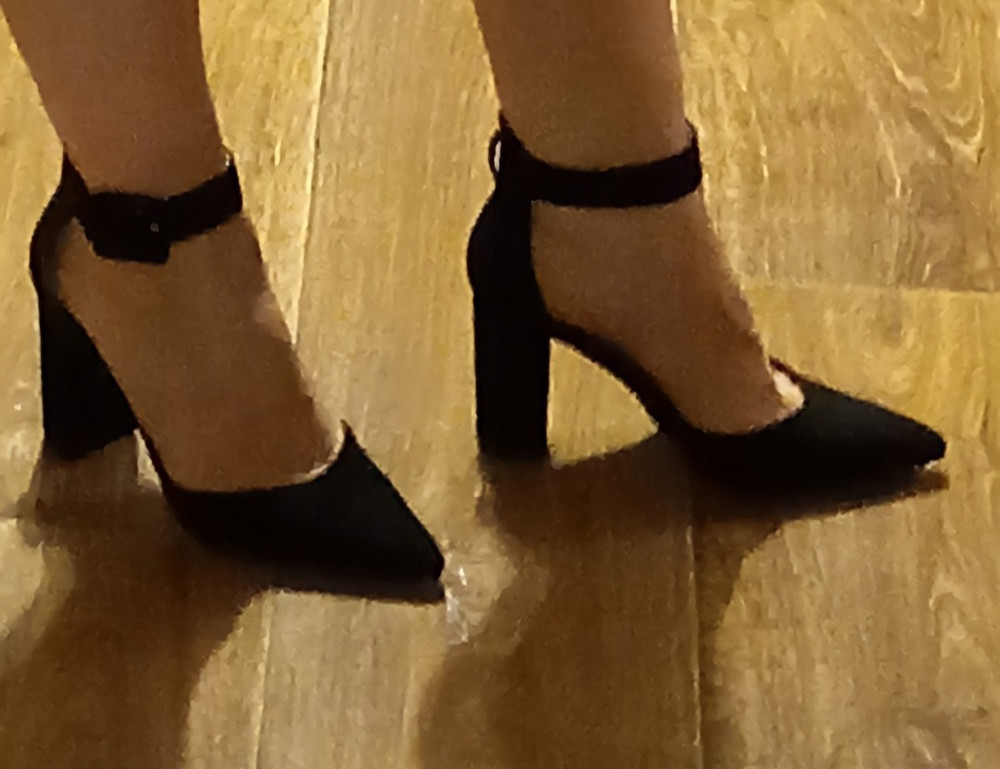 Очень удобные туфли, выглядят отлично .Без торчащего клея, без запаха, упакованы хорошо , есть мешочек для хранения. На 38 размер подошли 38 размер. На ноге смотрятся отлично