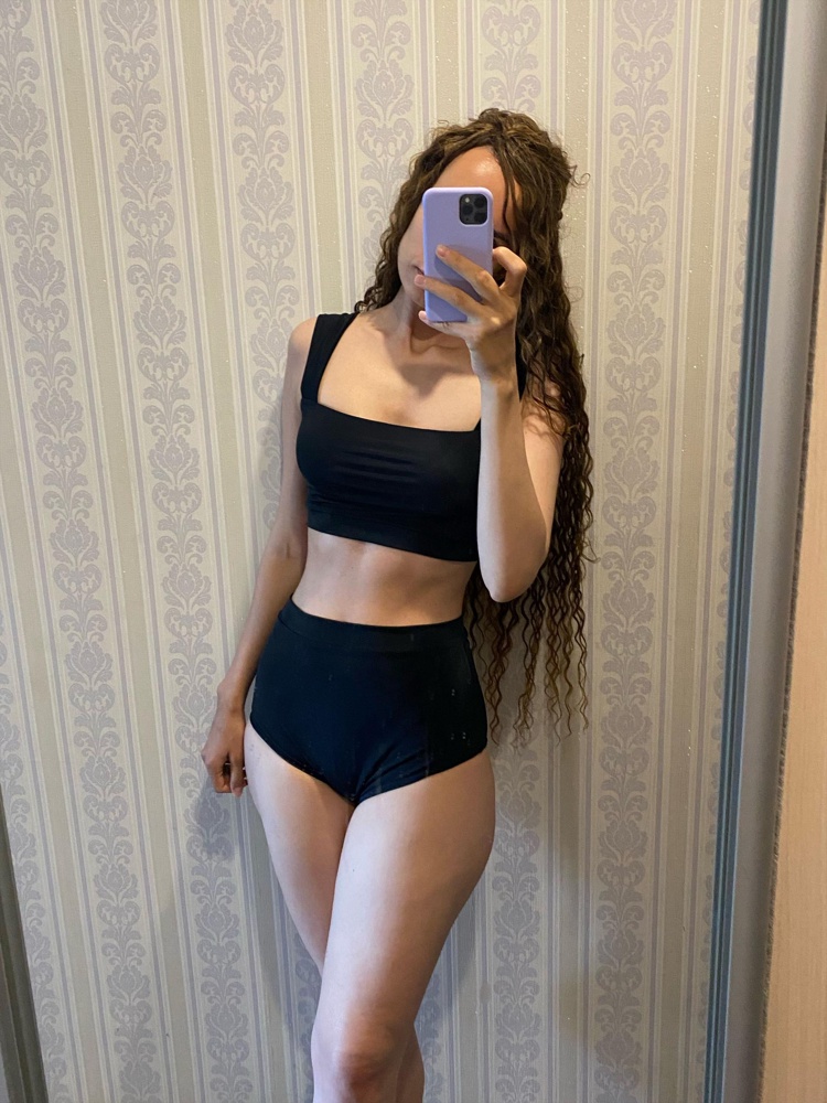 На мой взгляд секси даже на не идеальной фигуре. Фигурка в нем смотрится потрясающе. ОБ 106, ОТ 66 ОГ 90. Лямки не спадали. На фото не видно, но ноги смотрятся от ушей. Как куколка. Рекомендую.