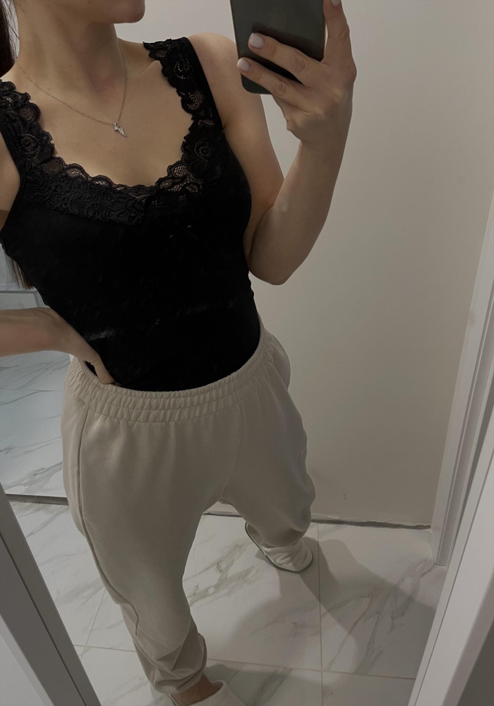 Майка хорошего качества, отлично тянется, при стирке цвет не теряет, глубокий чёрный красивый цвет, отличный вариант под пиджак)Закажу ещё в другом цвете!Спасибо продавцу за быструю доставку!