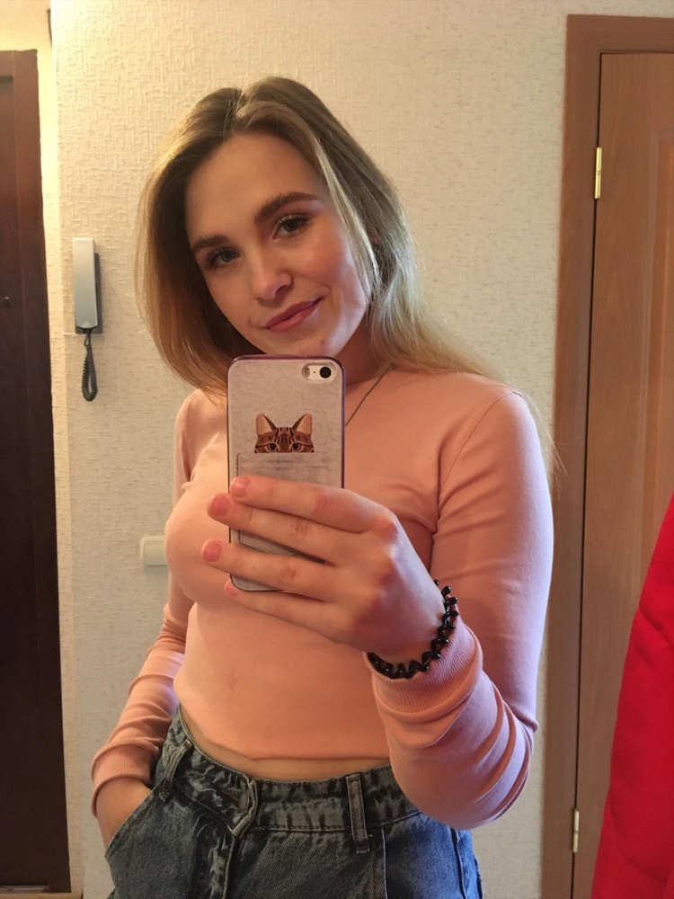 Классная кофточка , под юбочку , под джинсы , то что надо . 