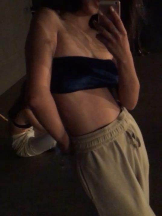 топ отличный, при активных телодвижениях немного сползает, но размер S на меня, довольно худенькую, сел хорошо:)