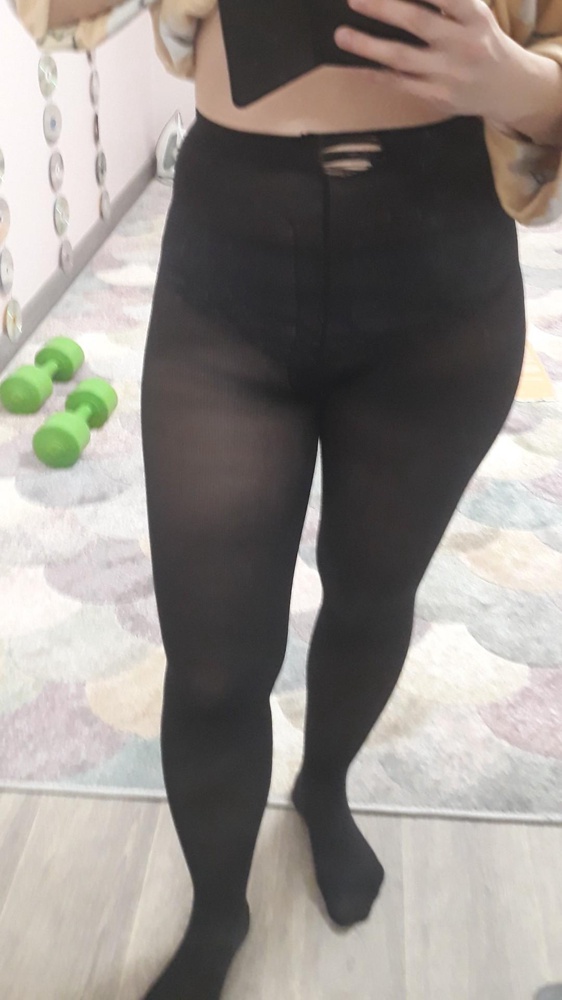 Тонкие,капроновые колготки.Брала по размеру,при первой примерке разлезлись на резинке и спереди и сзади.На фото видно.Не берите.Выброшенные почти 500 р.