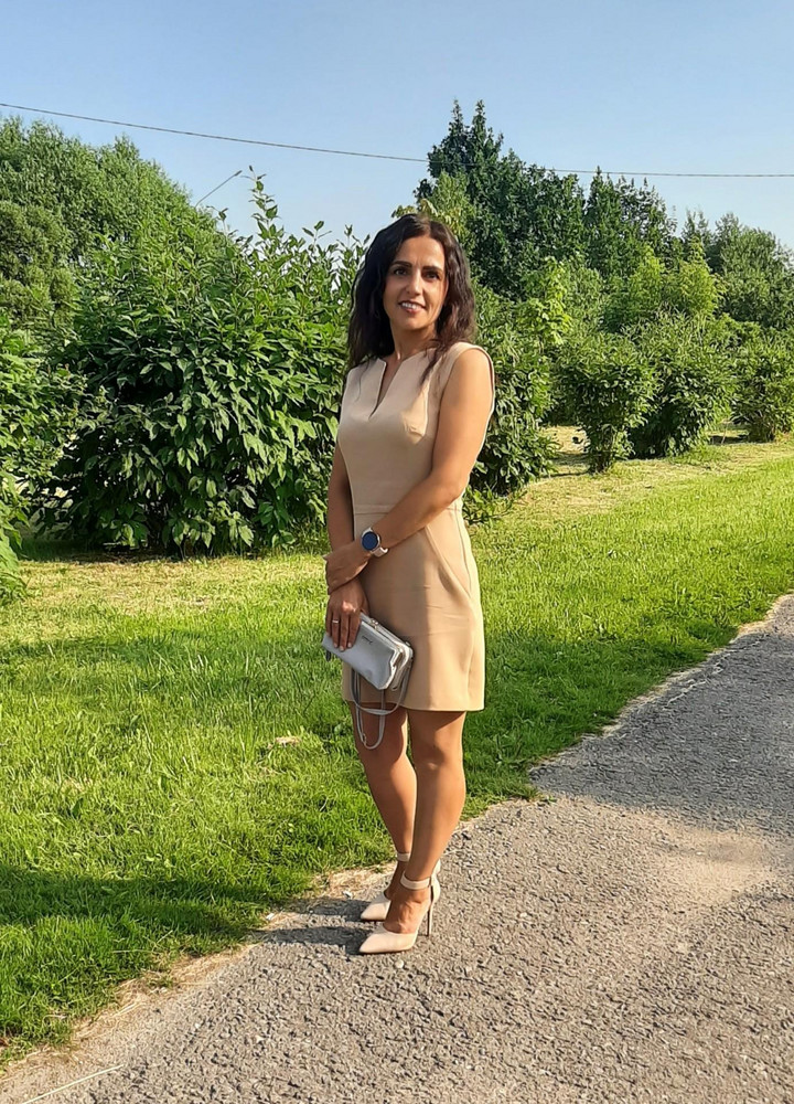 Размеру соответствует. От сумки за час появились катышки. На рост 155 пришлось укоротить.