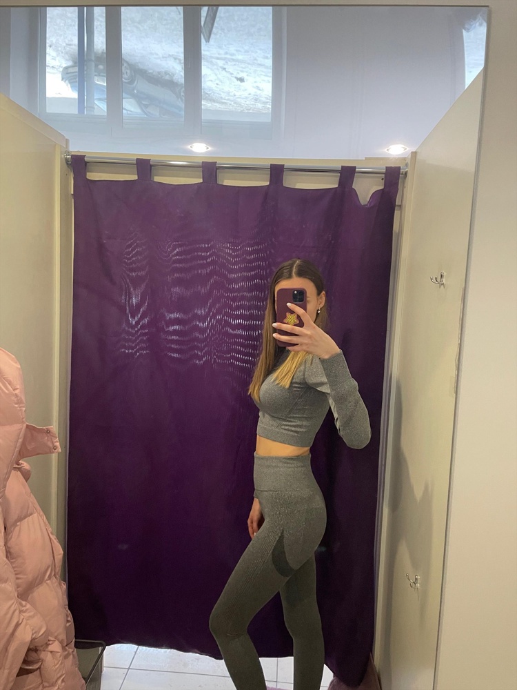 Хороший костюм, очень плотный, долго думала какой размер все-таки взять, смело берите на размер больше!!! В s я бы не влезла