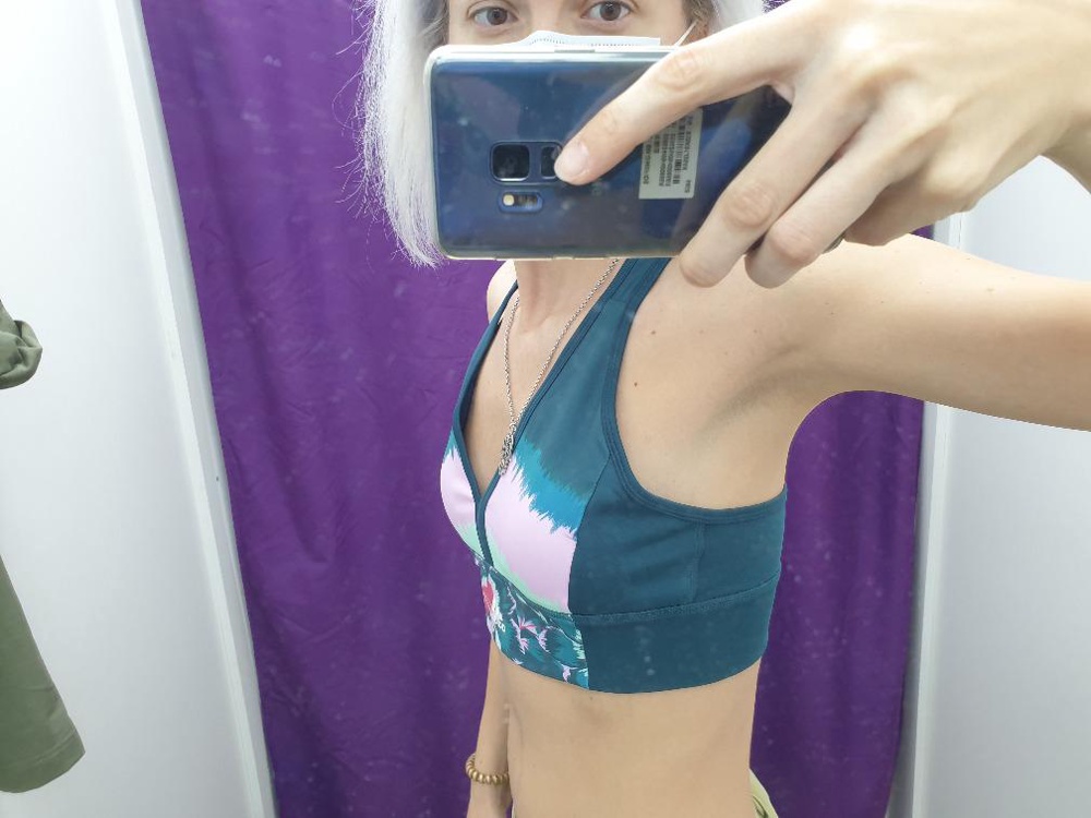 Параметры: объем под грудью 83 см, объем груди 87 см. Большой. Стоило бы брать на размер меньше или даже на два. Выглядит в живую ещё лучше,чем на фото. Ткань очень приятная и сшит очень хорошо 