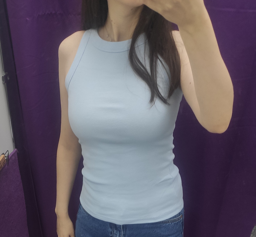 Всем довольна. Майка качественная, ткань мягкая и приятная. Размер 44 соответствует S.