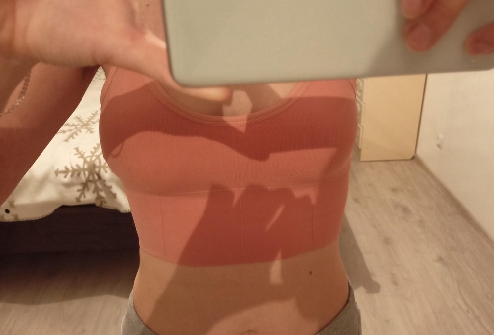 Топ приятный к телу, хорошо сел, со швами все ок. Но очень расстроил цвет. Вместо холодного жемчуга вот этот теплый пудровый