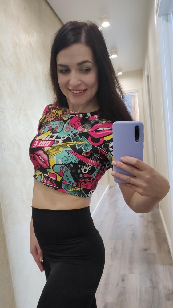 Топик нарядный, сидит отлично, качество супер, в зале самая яркая!)