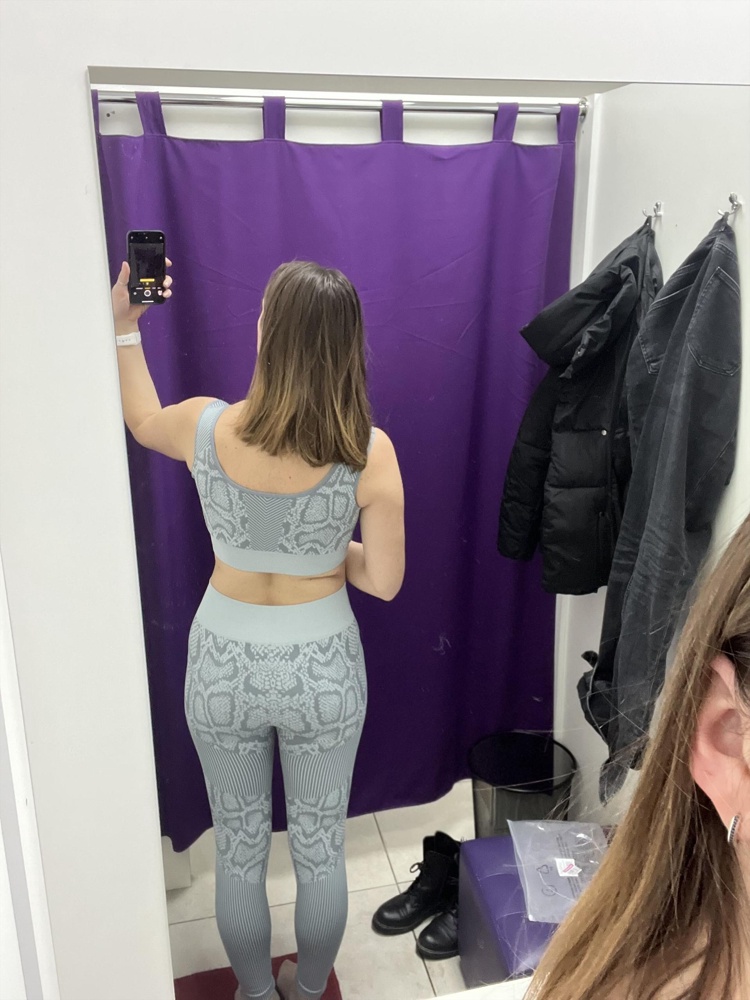 заказала 3 цвета на 44-46 размер L, подошло все, но майки ужасно жмут в подмышках, ткань не для фитнеса, воду не будет выводить, просто для прогулок можно, но я разочарована, отказ от всех 3х.