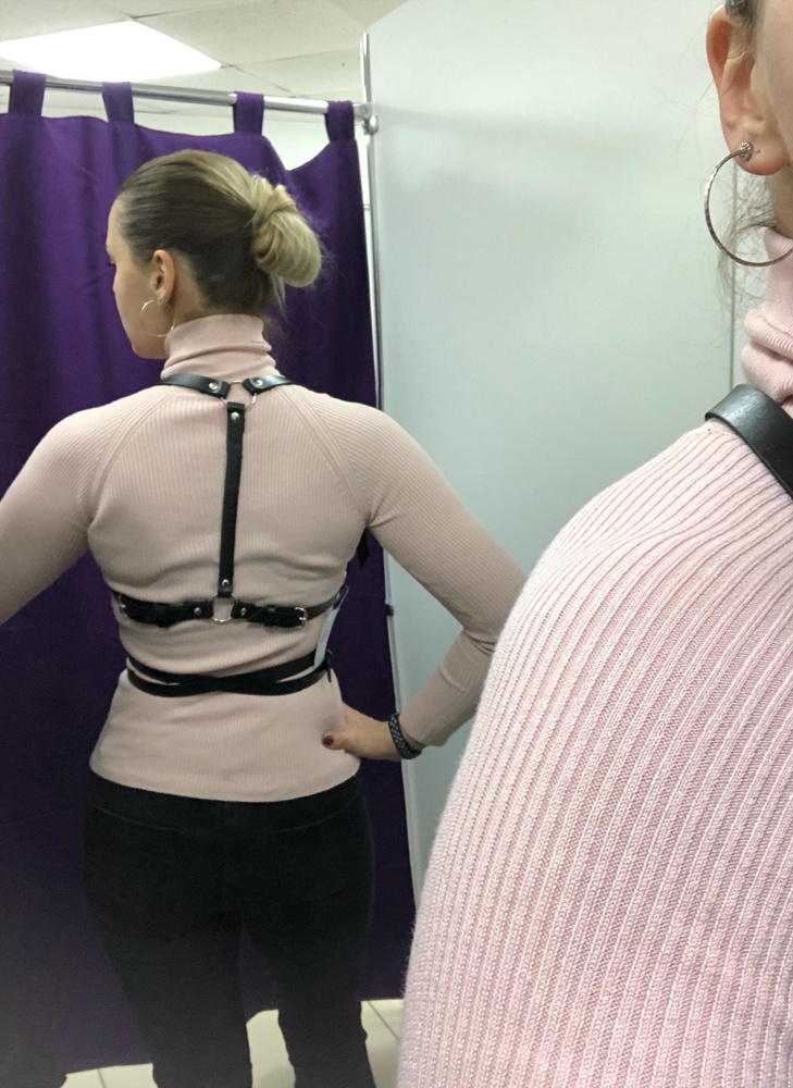 Очень эффектная портупея! Смотрится просто бомбически. Согласна с комментарием про то что такую вещь нужно уметь носить и сочетать грамотно. Качество очень достойное, заказывать лучше два смежных размера. На мой 46р. мне больше подошёл 48-50. Застежки оказались ровно по середине, объёма хватило как раз. Очень довольна))))