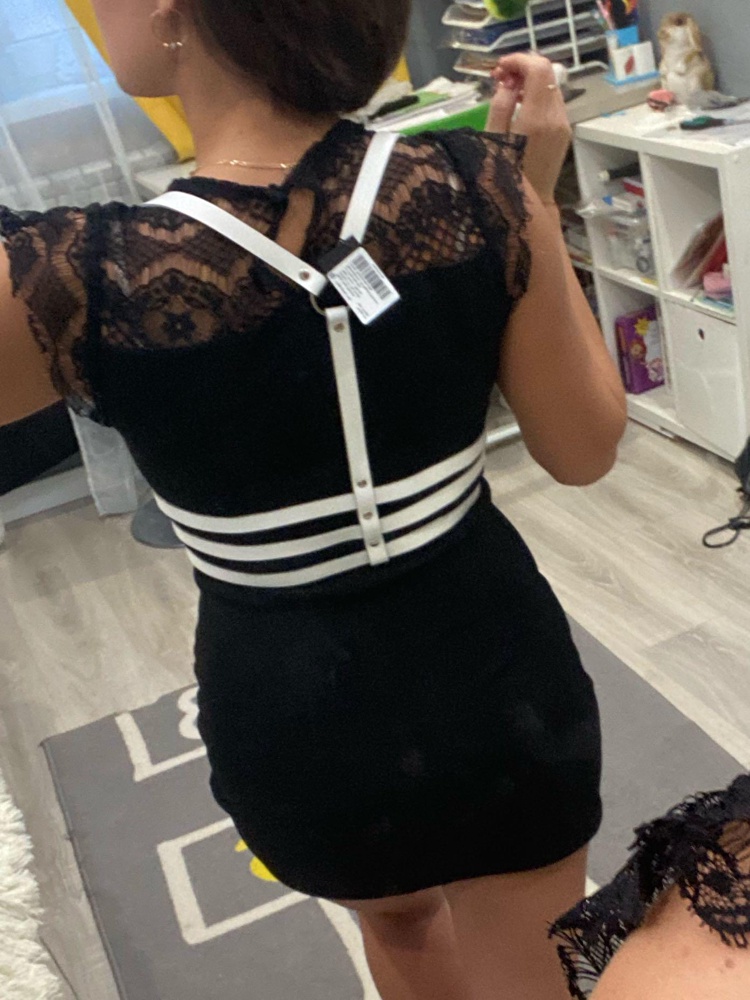 Идеальная. Все легко надевается, легко застегивается. Ничего не торчит, не висит. Следов не оставляет. 