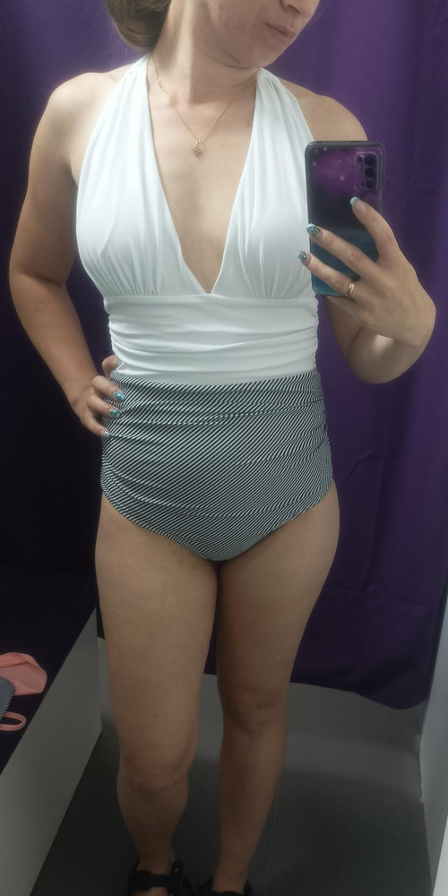 Отличный купальник. Очень изящный. Соответствует размеру и описанию. Мне очень понравился.