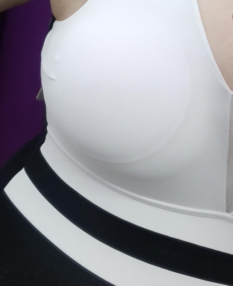 Хороший купальник,действительно закрывает все изъяны. Но все портит грудь. Непонятные маленькие белые диски вместо подкладки.