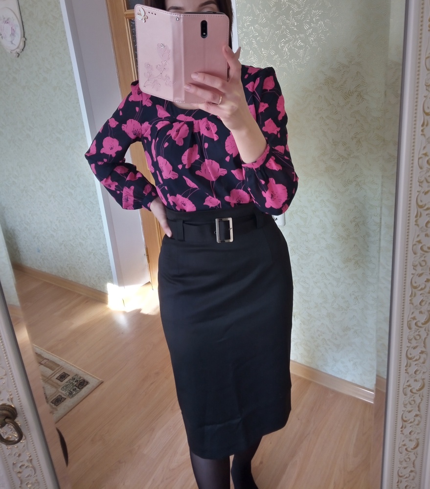 Юбочка порадовала. Села хорошо: размер в размер. Не уверена в качестве ткани, думаю, что цена завышена. А качество пошива хорошее, фурнитура вроде бы тоже. Надеюсь, ткань быстро не залоснится. Расстроили в пункте доставки. Не знаю на каком этапе, но пакет не был герметично закрыт! 