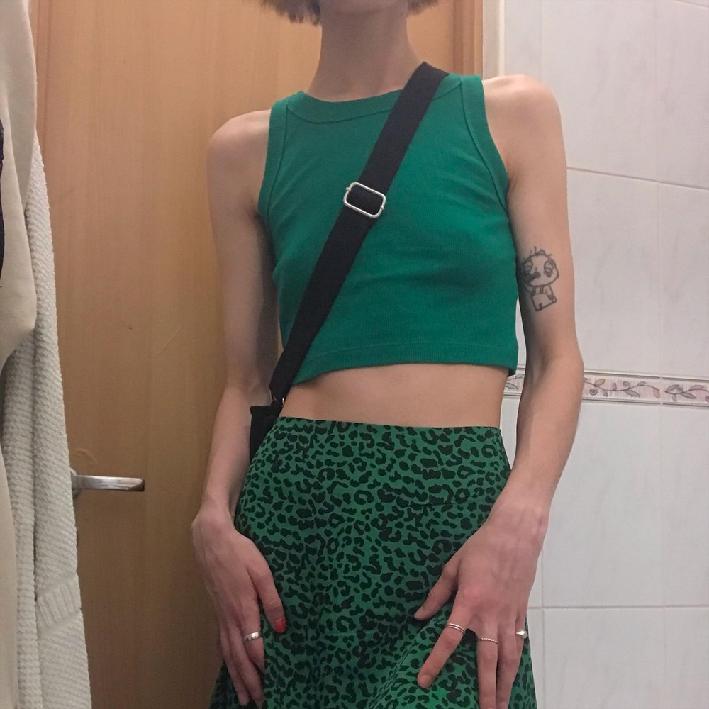 Очень приятная на ощупь и выглядит круто , но немного не подошёл размер, брала самый маленький на талию 58, пока обойдусь скрепкой, в будущем отнесу ушивать, но Вам нужно подумать о худощавых девочках и шить на их параметры тоже :((