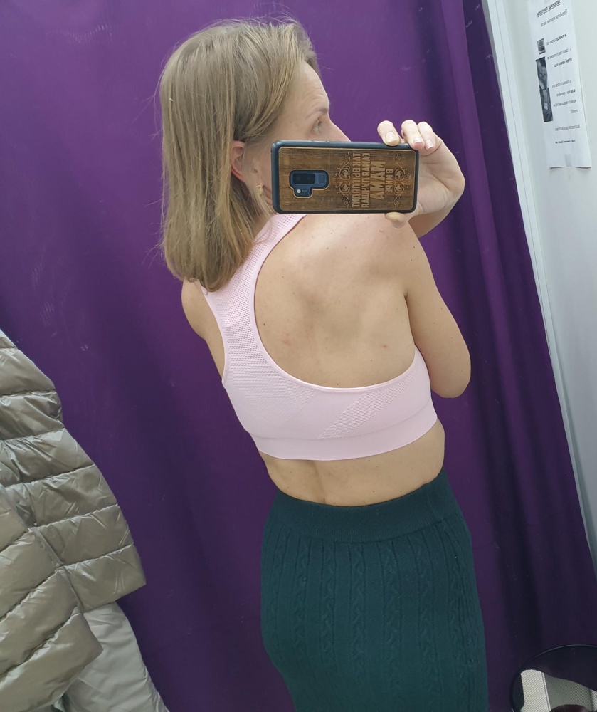 Отличный топ! Ношу 44/46. Хорошо держит и не передавливает. Глубокая пройма, не трёт. Уже надевала на тренировку, удобно. Цвет чуть ярче, чем на фото.