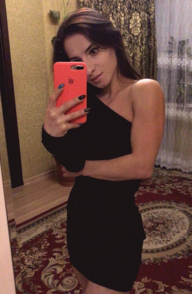 Красивое платье, выигрышно смотрится из за отсутствия одного рукава , именно это и даёт изюмику этому платью, в районе бёдер действительно просвечивает , но не критично. Цена завышена для этого платья- однозначно. Взяла за 2150, и то ждала скидку на него. ОГ-79, ОТ-60, ОБ-91 , взяла XS 👍 Рост 153, по-этому по длине ОК 👌