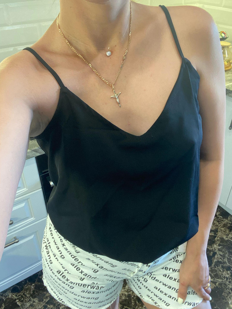 Топ хороший, аккуратный. Материал плотненький, но не сильно. На ОГ-92, взяла 40/170, без бюстгальтера сел идеально-свободно, с бустгальтером тоже удобно. На рост 166, немного длинноват, не критично. Стирку перенёс отлично😁