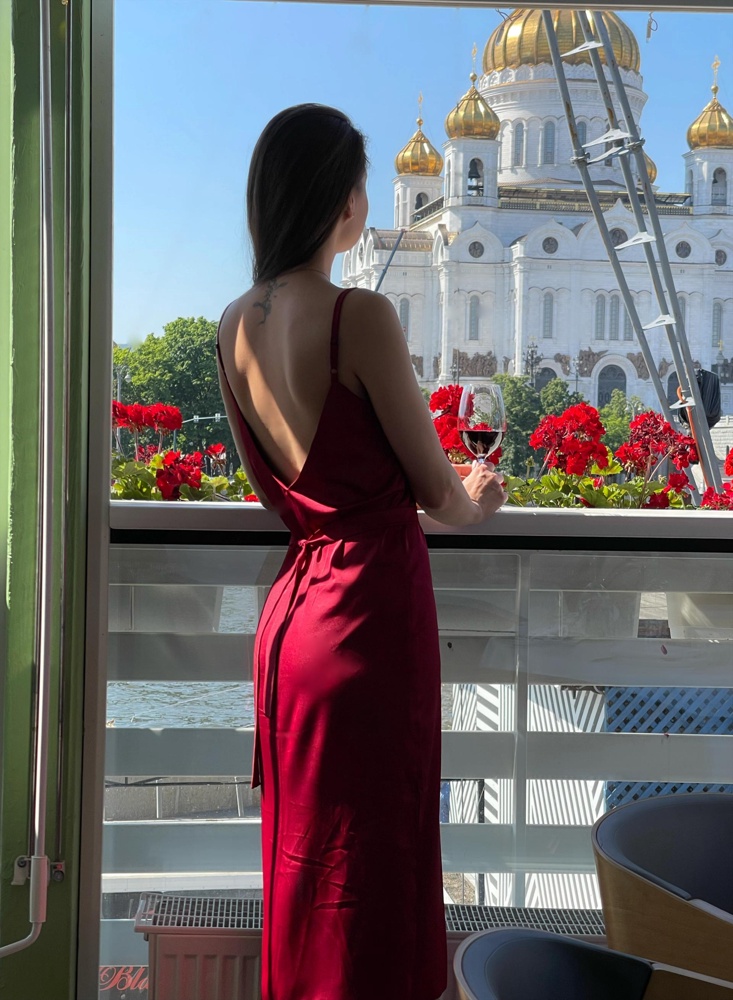 Платье пушка/бомба!🚀💣🔥 Я купила в нескольких цветах: бордовом, изумрудном и чёрном. У него огромное количество минусов: тонкое - может просвечивать белье и сосок, маркое - остаются пятна даже от воды, мнущееся - в нем нужно пархать и никуда не садится 😄, линяет при стирке, но я в нем собираю безмерное количество комплиментов и готова ему прощать недостатки!❤️ Девочки, кто жаловался, что вытачки не там - ОСЛАБЬТЕ БРЕТЕЛИ! Платье должно быть с глубокими вырезами, как на спине, так и на груди! И сразу же грудь сядет туда, куда надо. В общем платье парадное, а не каждодневное и посему требует бережной носки. Поэтому звёзды снимать не буду. 