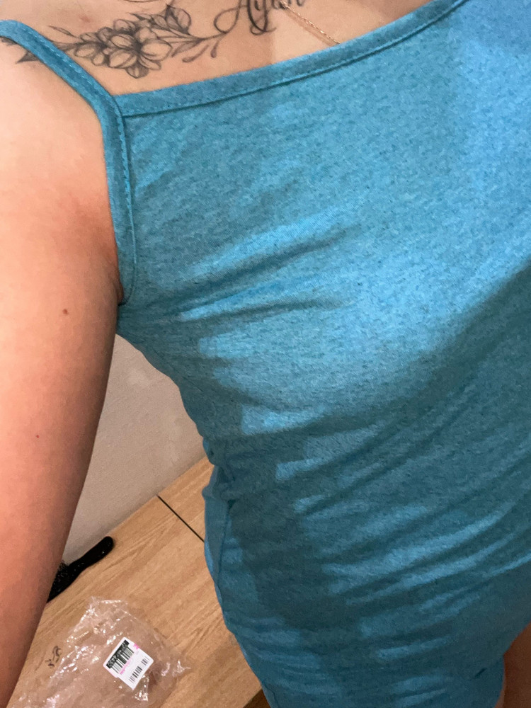 Качество хорошее.Но слишком короткие лямки,я такое совсем не люблю,прям упирается пижама.От этого совсем не комфортно носить.Либо брак,либо сама пижама такая .