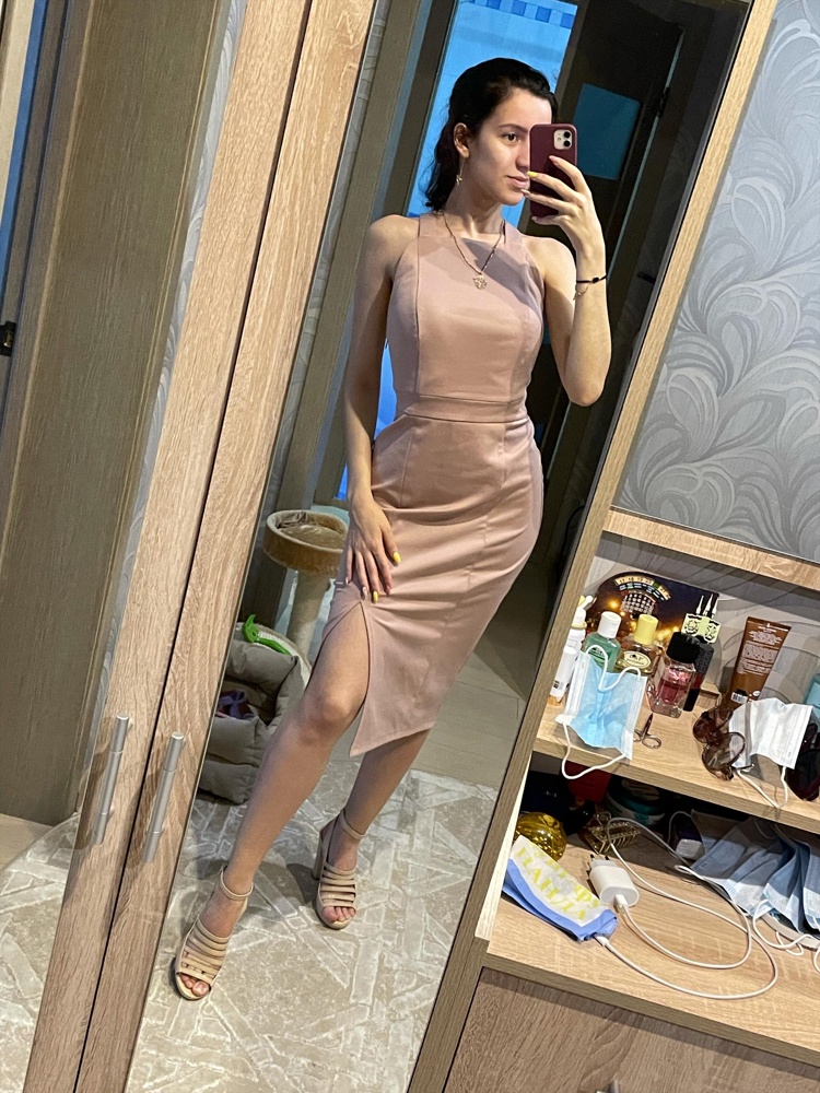 Платье пришло шикарное, по размеру идеально, не маломерит, не большемерит, брала xs на параметры 84-58-94, качество очень хорошее😍