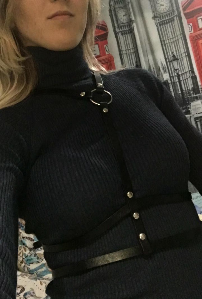 Отличная вещь) носить можно и правда, как угодно) все хорошо регулируется)