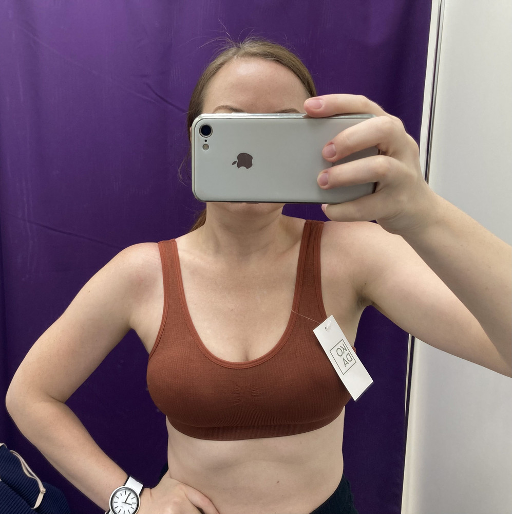 Отличный, очень комфортный, качественный топ 👍 красивый цвет, на свой 42-44 размер, ОГ- 89, ОПГ-75, - взяла L, сел прекрасно, вкладыши, к моему удивлению, качественные и сидят хорошо, промеряла без вкладышей- тоже прекрасно 🔥, спасибо производителю и WB !