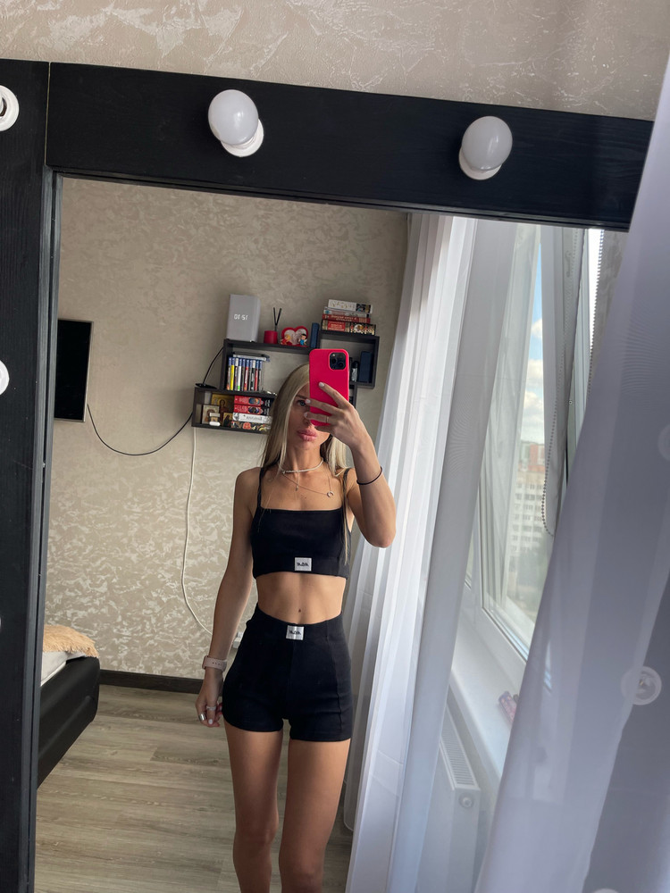 Шортики офигенные, взяла ещё и топ к ним, ткань плотная не просвечивает, для меня просто идеальный, по размеру взяла самый маленький, сели отлично 