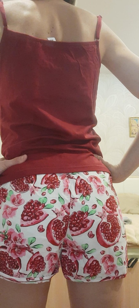 Хорошая пижама за такие деньги,во время стирки краситься,но не садится