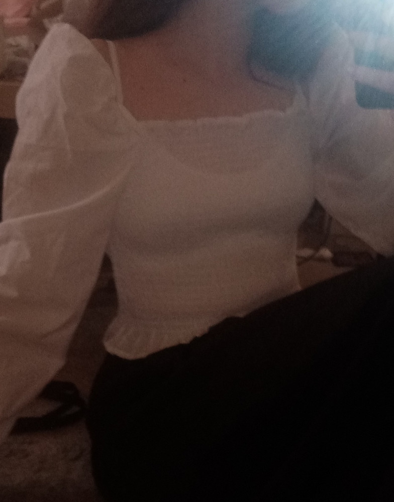 она идеальна, главное размер отлично подошёл, рост 167, от 71, ог 88 может кому нужно, а так рукава спадают, но не проблематично, и просвечивает даже со светлым