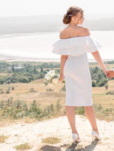 Платье в размер. Ткань очень плотная. Несмотря на такую толщину, ткань просвечивает, нужно надевать с телесным бельём. В платье была в жаркую погоду, дискомфортно в нем не было. Очень довольна. Советую к покупке. 