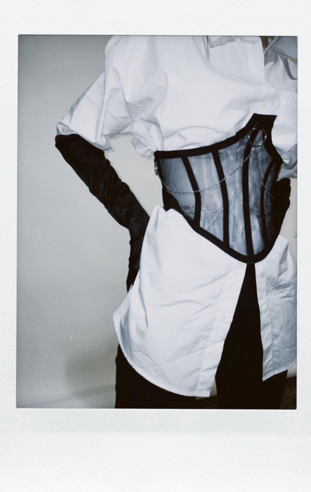 Корсет сделан качественно, все ровно, ничего не торчит, но вот ленточка не очень, пришла уже распущенная. 