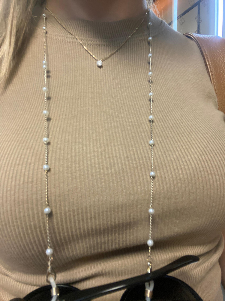 Купила бежевый. На модели он светлее, в жизни темнее и более грязный цвет, но качество мне нравится и в целом нормально. Купила и черный и такой.