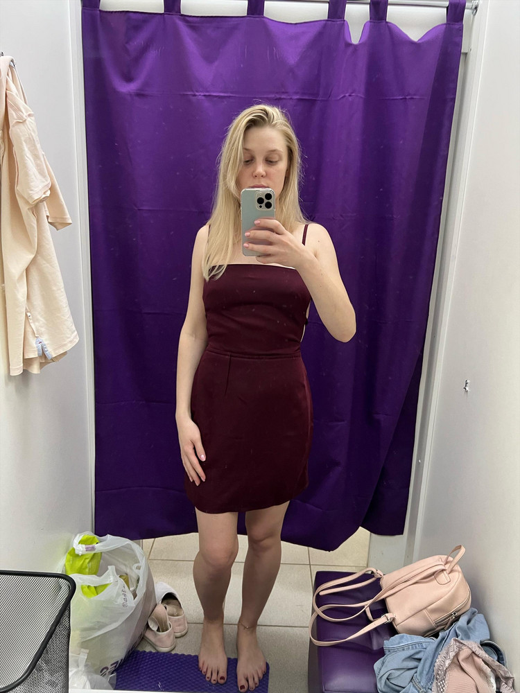 Очень крутое платье! На размер 42-44 подошёл М. Классно смотрится и хорошо сшито. 