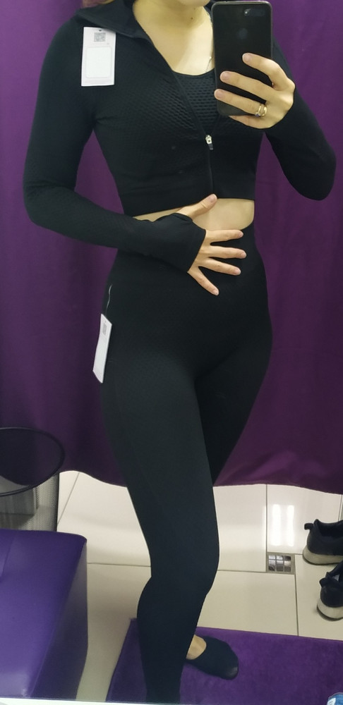 Хороший костюм, ткань с компрессионным эффектом, плотная, хорошо тянется. Размер ношу 42-44, топ немного свободный будет, но норм, в топе чашки есть довольно плотные.