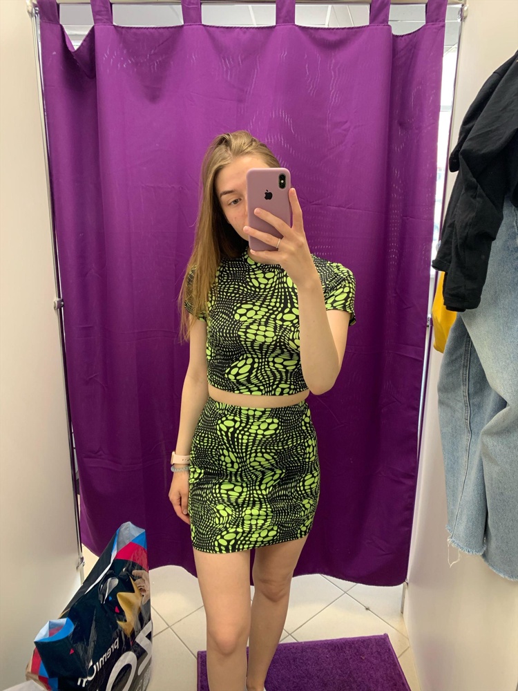 Мои параметры 85-63-87, рост 1,63. Костюм смотрится классно, яркий, на лето самое то, но качество отвратительное живая синтетика, цепляется к ногтям, скользкий, на ногах растягивается рисунок, качество как у плохого купальника, я уже представила какой будет запах летом в жару. Топ по размеру нормально, юбка тоже, но сзади странно топорщится. Упакованные пакеты пришли в масле, но это больше вопрос к тем кто загружал товар в машину. За две маленькие синтетические тряпочки 75 BYN, очень завышенная цена, если бы он стоит 30 BYN, то можно было подумать, а так нет не советую, правда не стоит своих денег.