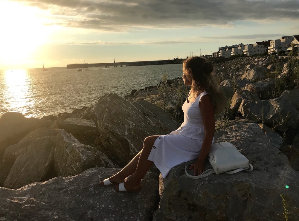 Сарафан очень понравился! Сидит отлично! На размер большемерит (мой размер 44, сарафан раз.42 сел хорошо), и материал по ощущениям не 100% лен (похоже на лен+хлопок). 