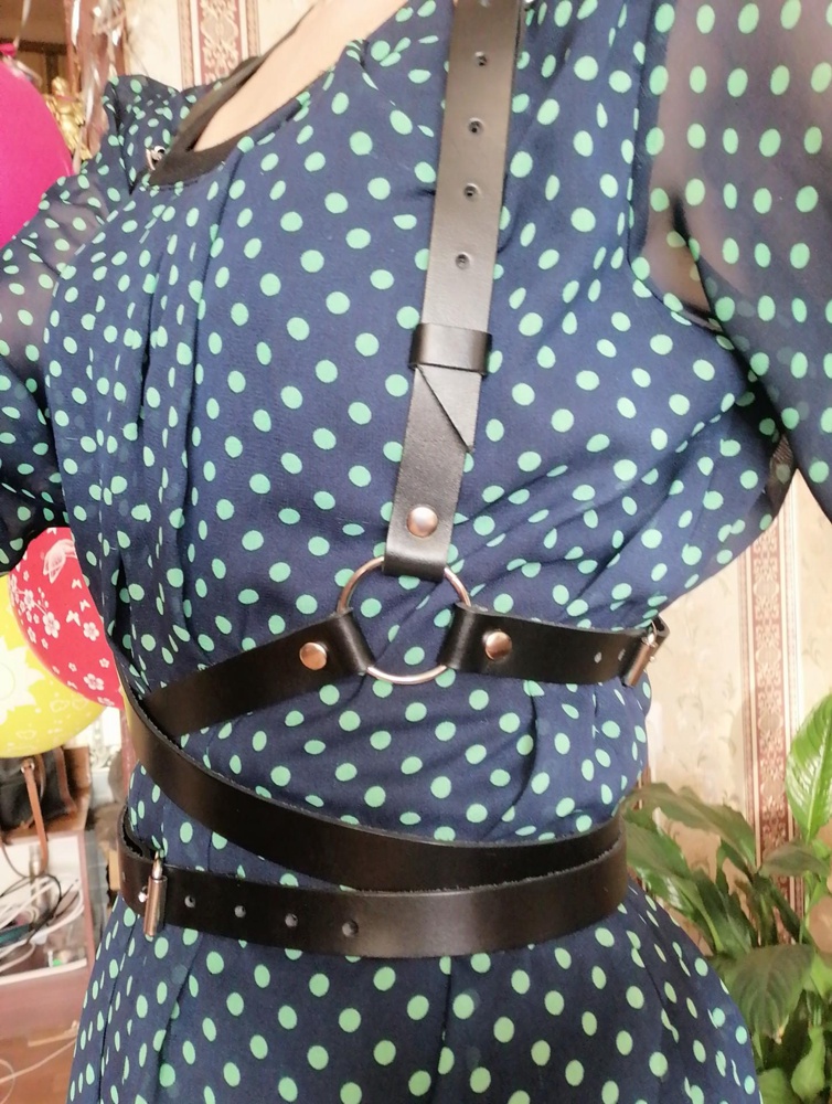 Классная, стильная портупея. К качеству претензий нет. Размеру соответствует. У меня 44-46, такой же и выбрала. На фото с этикеткой обратная сторона, кому интересно. Идеально будет смотреться с однотонным трикотажем и белой блузкой. "Задом наперед" носить не пробовала, но смотрится интригующе))) Окружающие оценили! Благодарю!