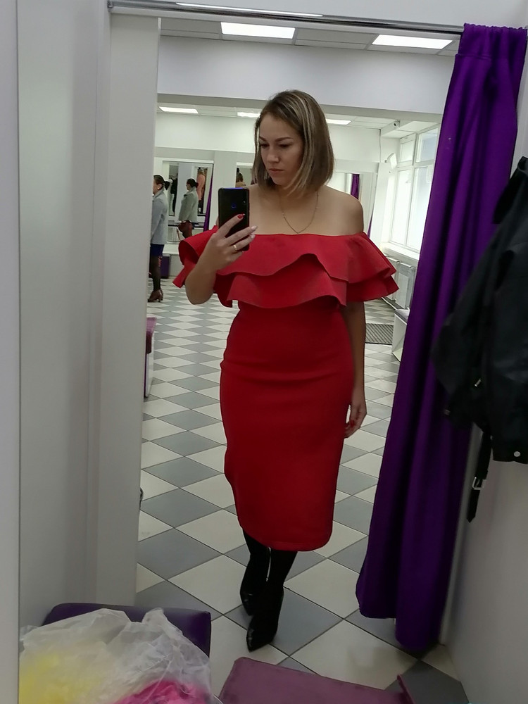 Оболденное платье♥️ как раз на осень в неотапливаемом помещении. Влюбилась с первого взгляда. Только в плечах чуть велико. Не держатся валаны на плечах