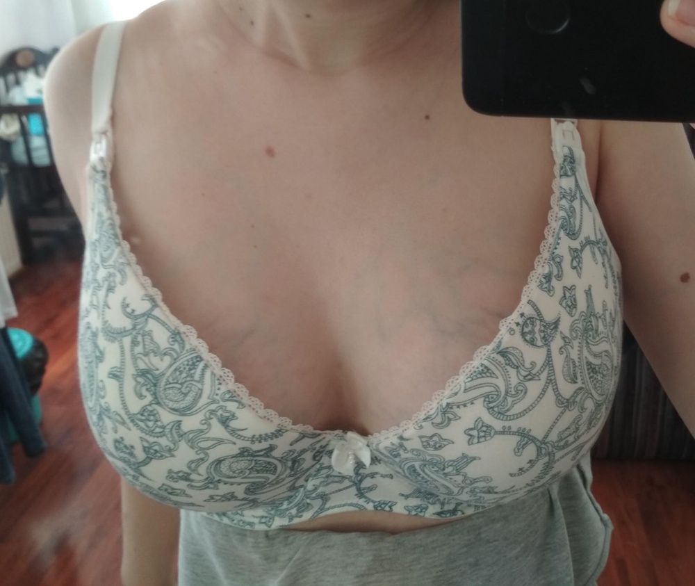 Отличный бюстгальтер, сидит как родной! Очень мягкий, удобно отгибаются чашки, застёжки хорошие. Стирала руками, после стирки не сел. Ночью ничего не давило, косточки не мешали. В общем устроил на все 100. Грудь 85 Е держит хорошо.