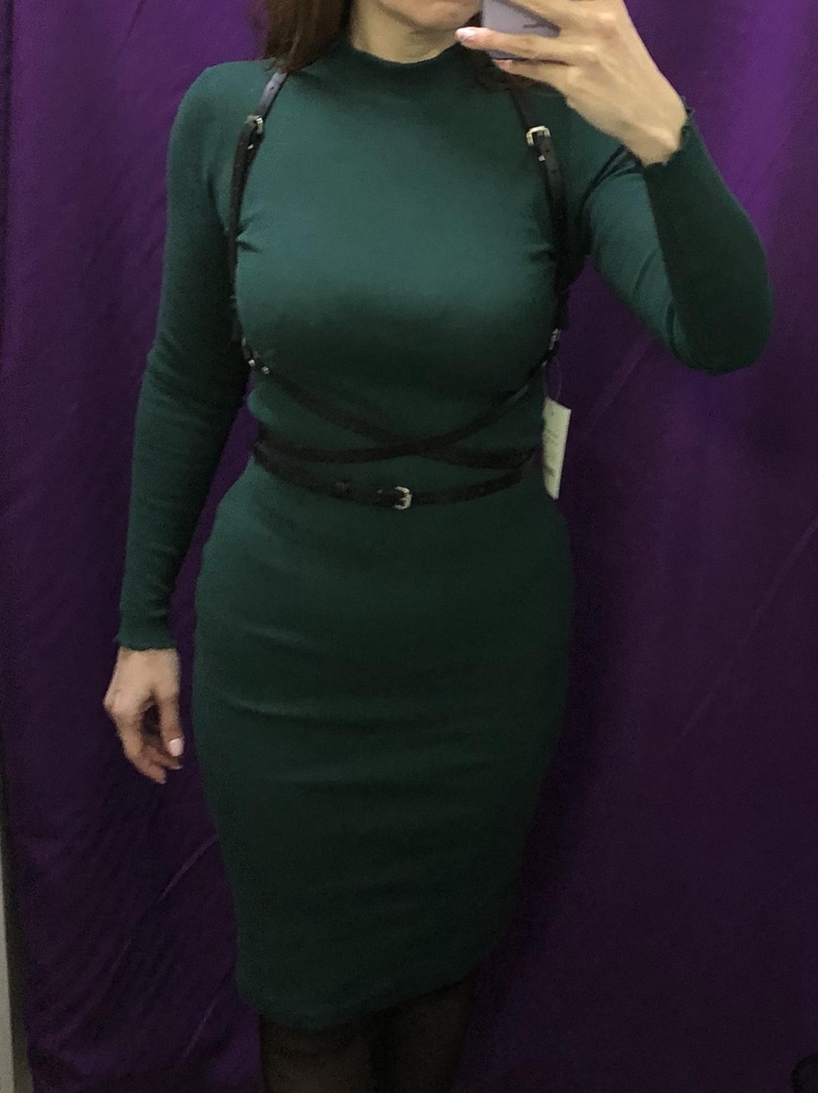 Прикольная портупея, понравилась, оставила. Тонкая, все хвостики фиксируются держателями. Выглядит аккуратно.