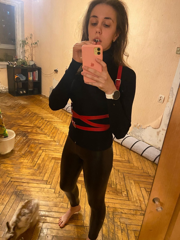 Мне все подошло, есть большой запас на работе уменьшение и увеличение размеров. На некоторых тканях может оставлять след, но для меня это не проблема. Мои размеры: грудь - 87, талия - 68.