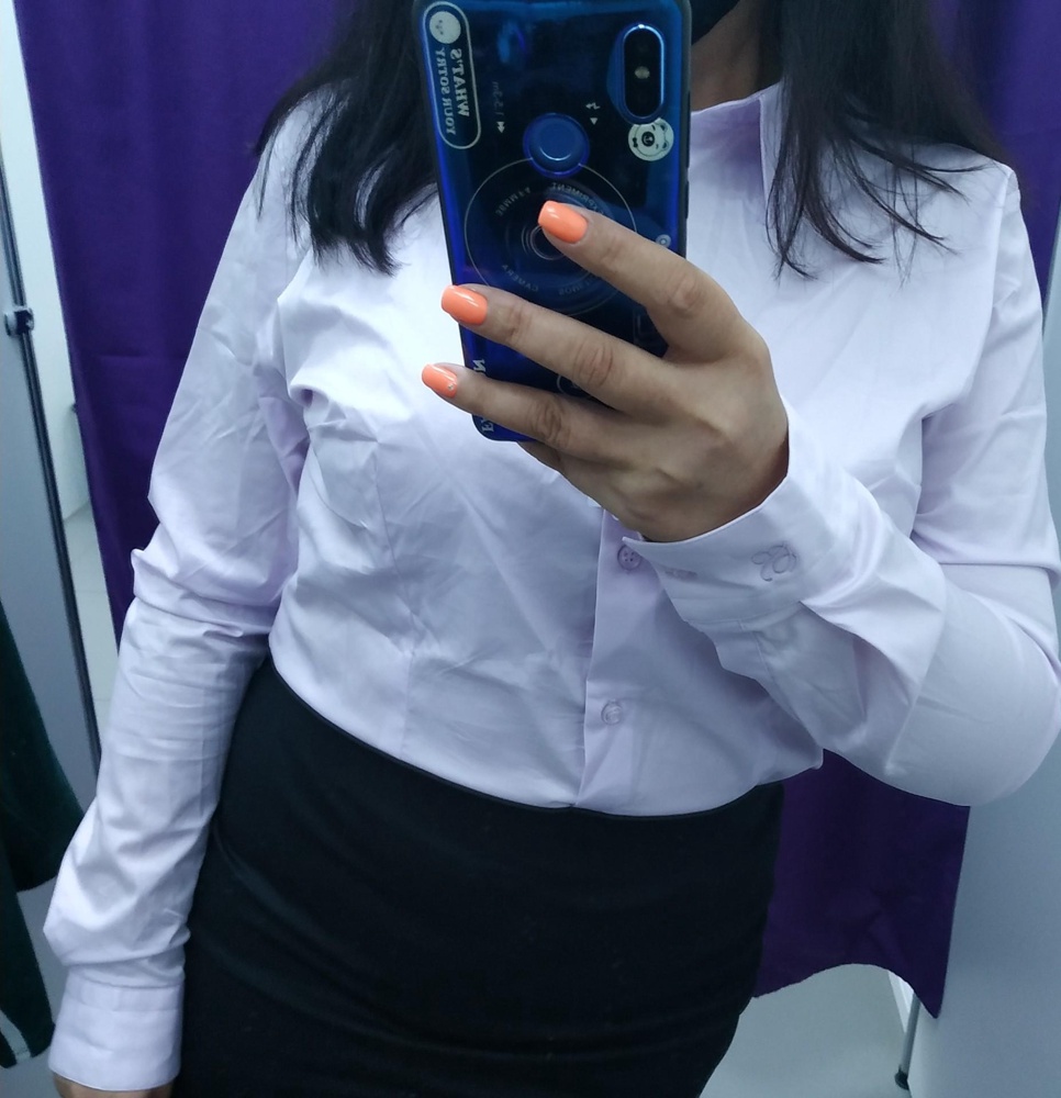 Неплохая рубашка материал приятный, воротник широковат немного показался, обычный классический вариант под юбку👍👍👍 брала две расцветки, сиреневый и розовый, материалы абсолютно разные, розовая была профессионально упакована и материал другой совсем в рубчик приятный к телу смотрится красивее, сиреневый материал тоже норм но не такой и упаковка в пакете, возможно после примерки, по размеру на свой 50 все подошло, рукава не жмут, на полные руки не подойдёт, в груди тоже все пуговицы на месте не оттопыривается ничего, взяла обе👌