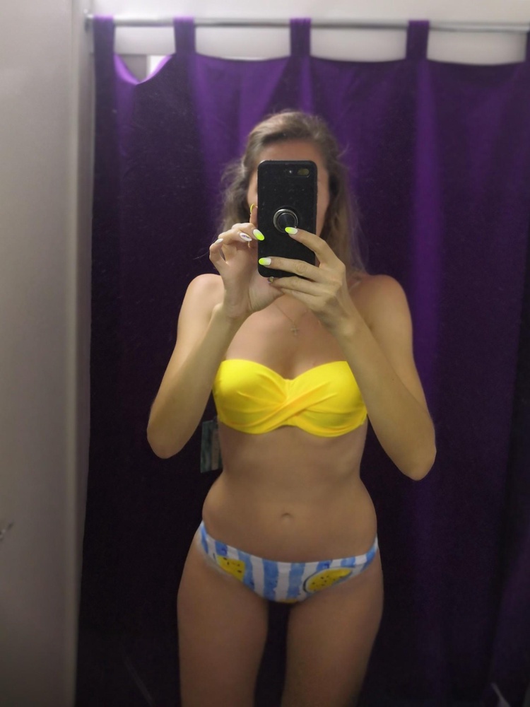 Качество ткани хорошее, лиф большеват, трусы цветные маловаты, до этого брала др размера , лиф был по размеру, трусы такие же. Черные трусы и в том и в др случае подходят