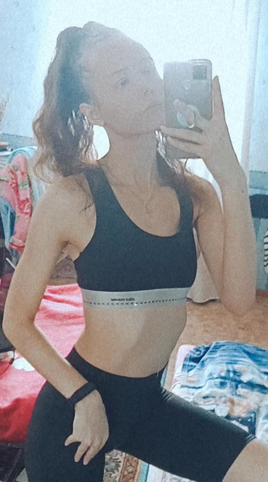 В целом покупкой довольна. Ношу второй день. Топ без чашечек/пуш-апа, сидит хорошо, только его нужно разность немного, так как показался немного туговатым, но в целом отличный. Тем более за такую цену. Спасибо, в следующий раз закажу на размер больше.