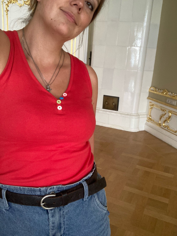 Отличное качество для своей цены. Цвет соответствует, в носке очень комфортна